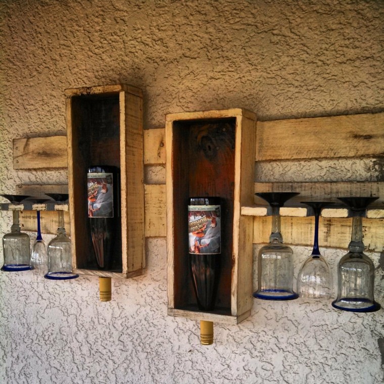 estantes vasos botellas vino madera