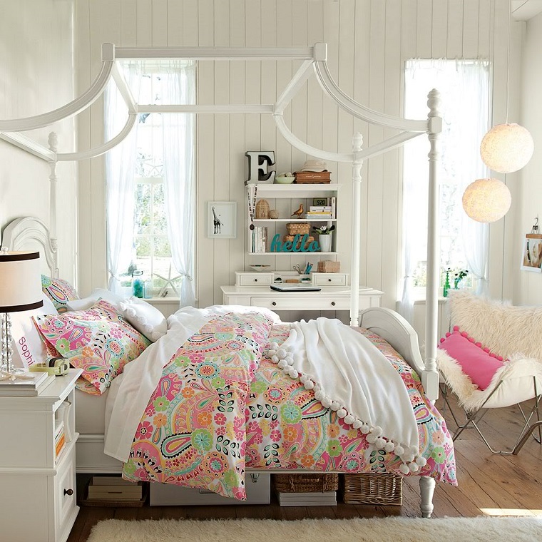pared de madera blanca en la habitación de la chica habitacion chica cama grande ventanas ropa cama preciosa ideas