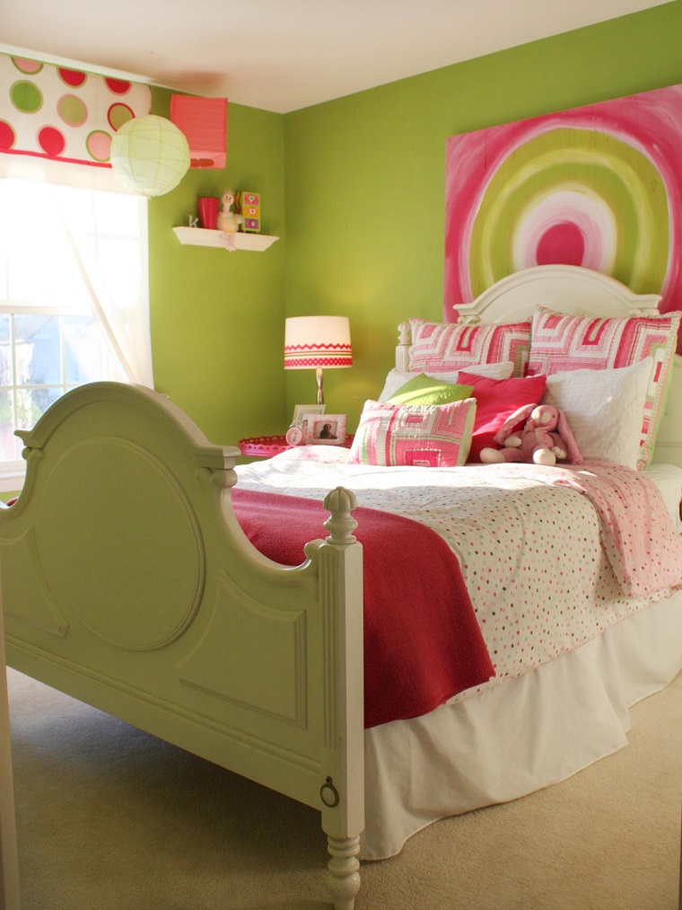 cuadro muy original en el dormitorio de la chica habitación juvenil niña pared verde cama grande madera blanca ideas