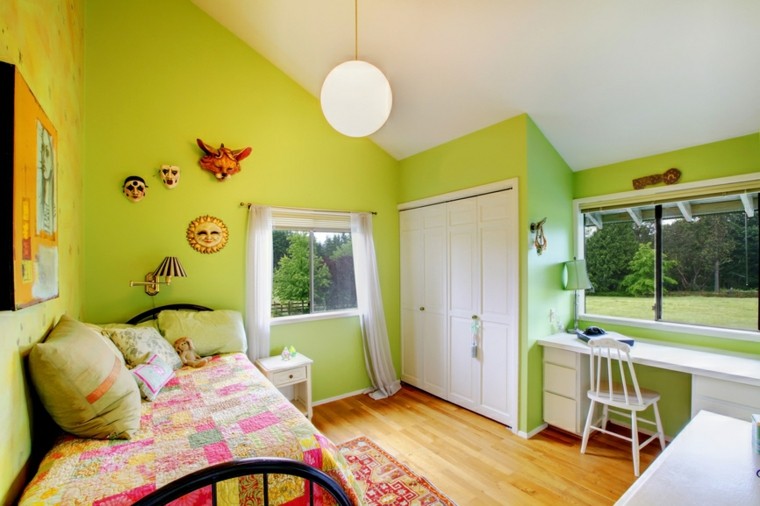color verde vibrante en la habitación de la niña habitacion chica paredes verdes armario pared empotrado ideas