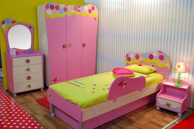 cama y armario de color rosa en el dormitorio de la niña habitación juvenil niña armario cama rosa ideas