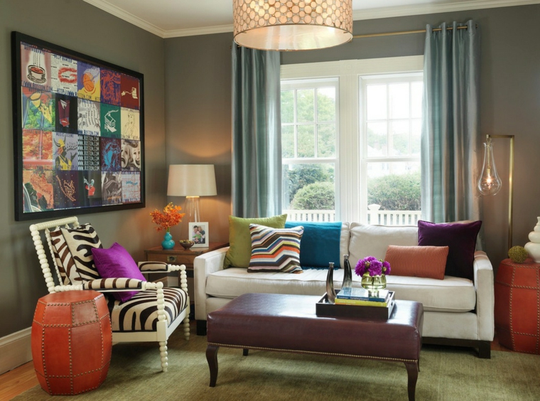 Decoración de salones pequeños con colores vibrantes