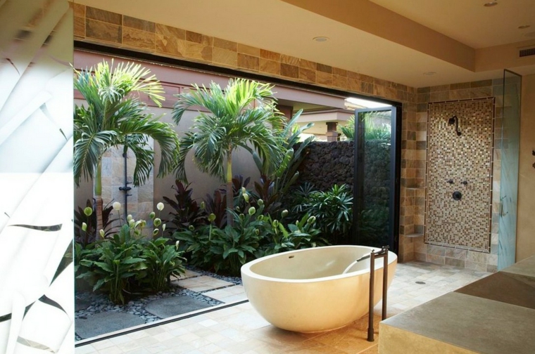 interior palmeras bañera agua flores