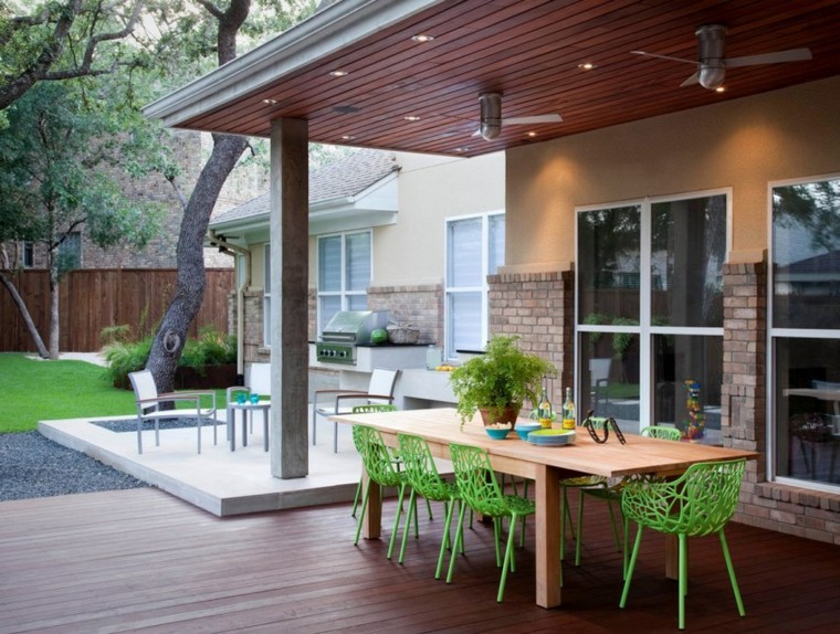 jardin amplio terraza suelo madera sillas verdes ideas