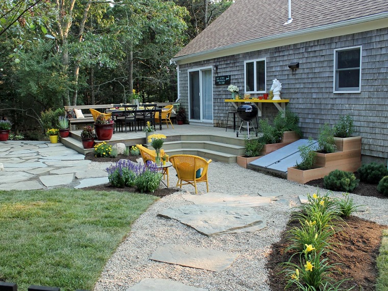 jardin trasero bonito sillas amarillo vibrante macetas ideas