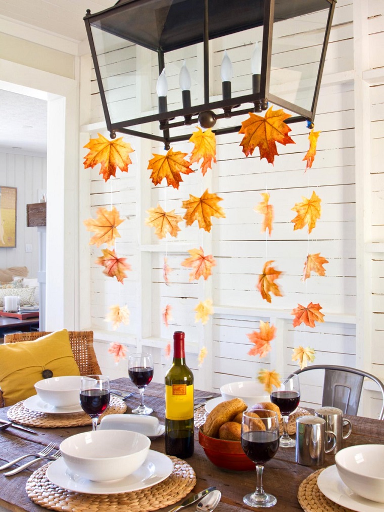 hojas secas decorando la mesa de otoño mesa decorada hojas otono colgando lampara ideas