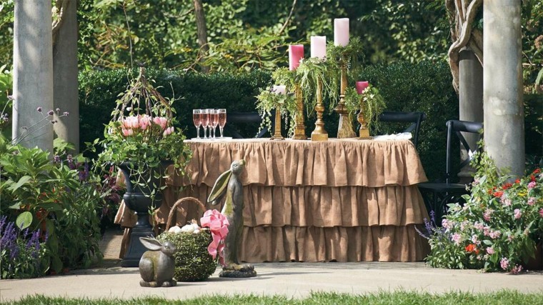 mesa con mantel marrón y velas decorada para el otoño mesa jardin decoraciones otono preciosa mantel marron ideas