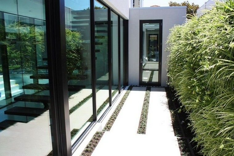 moderno reducido patio cristales pasillo