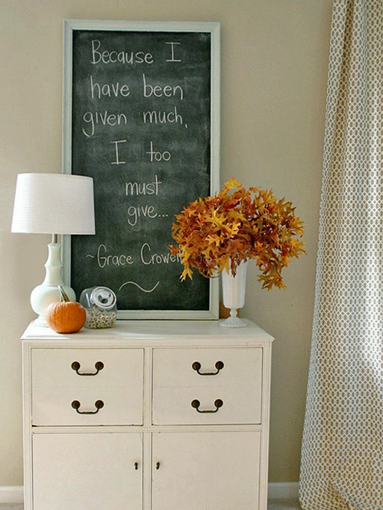 jarrón con hojas secas decorando la casa paisajes de otoño jarron blanco pizarra decorativos ideas