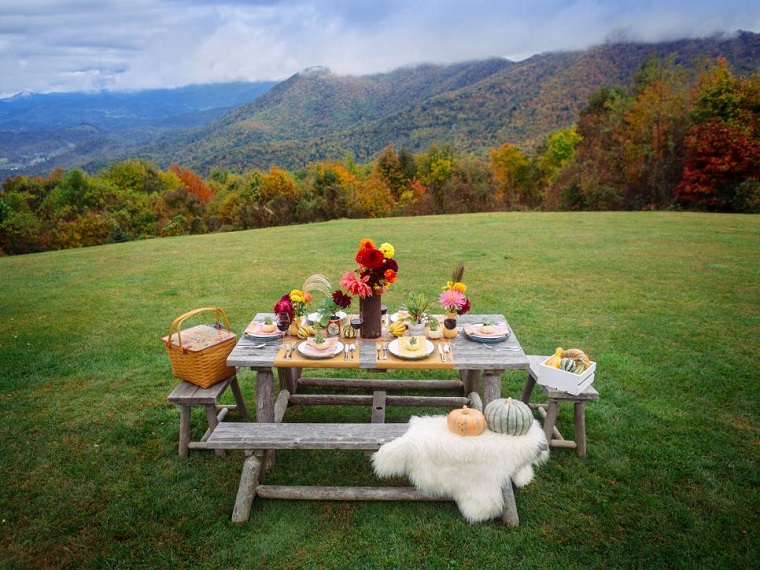 mesa de picnic decorada con flores frescas paisajes de otoño mesa picnic flores estacion ideas