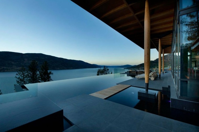 piscina diseño columnas montañas lago