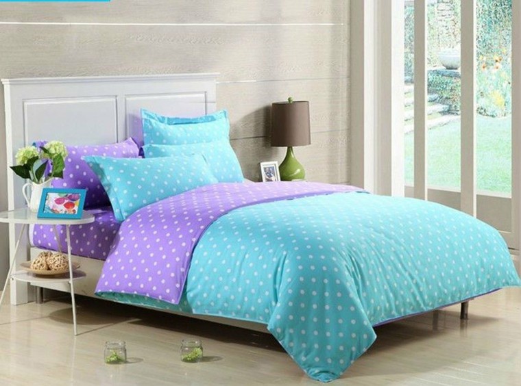 diseño minimalista de habitación juvenil ropa cama color celeste violeta