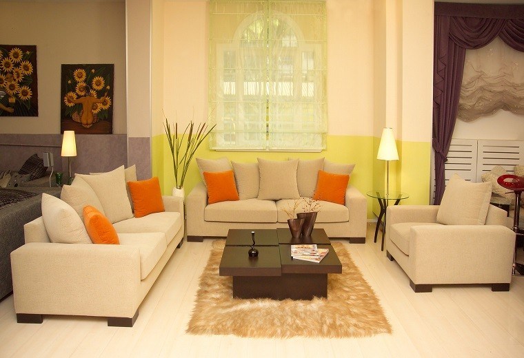 salon moderno cojines naranja pared verde ideas