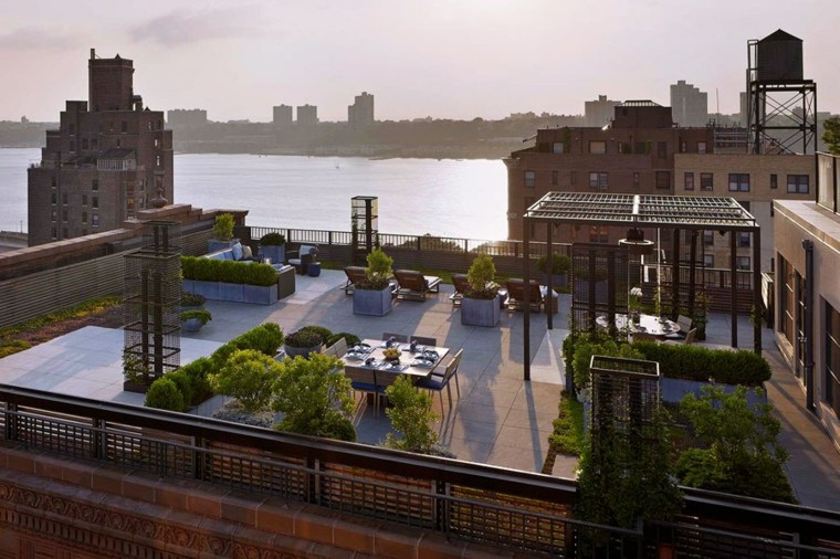diseño de terraza con varias zonas de ocio terraza atico pergolas moderna metal