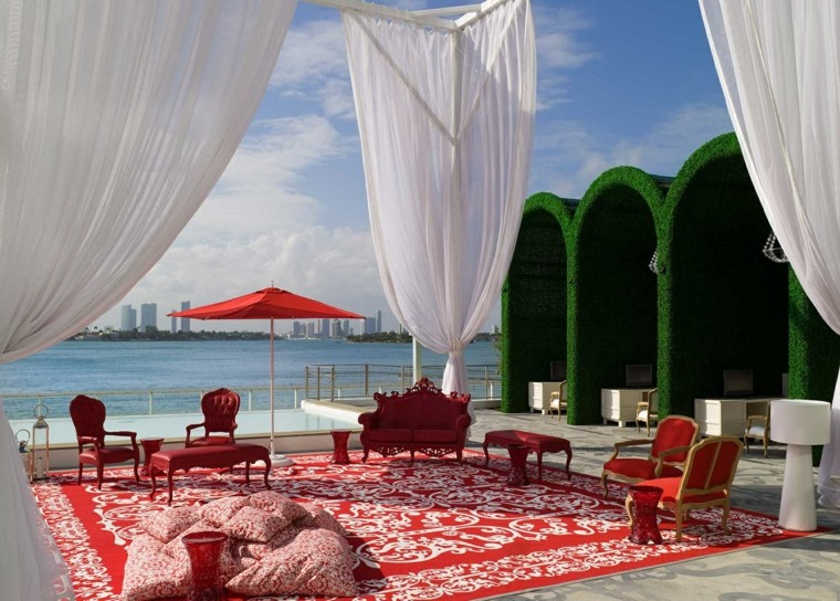 terraza decoradas alfombra roja muebles sombrilla ideas