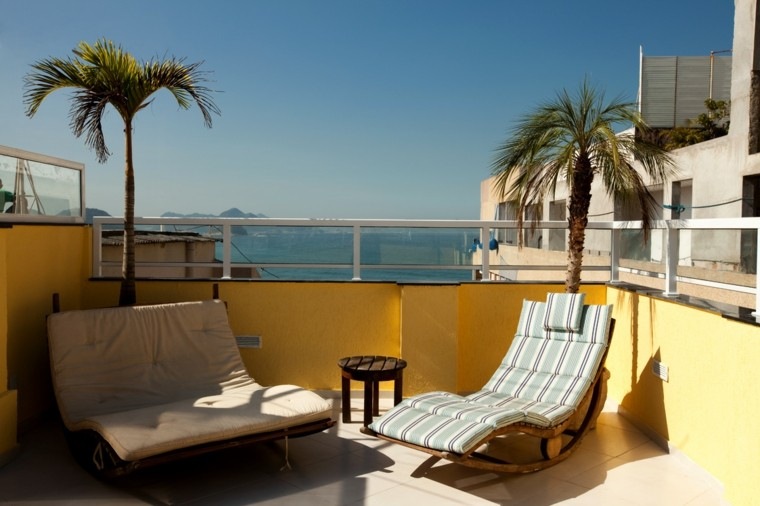 terraza pequeña amarilla estilo tropical