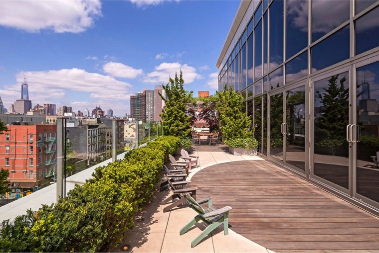 terraza soleada con sillas de madera terraza soleada sillas madera verdes