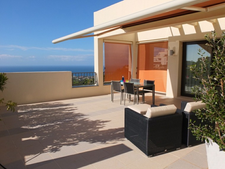 terraza con sillones negros de mimbre terraza vistas sillones negros mimbre