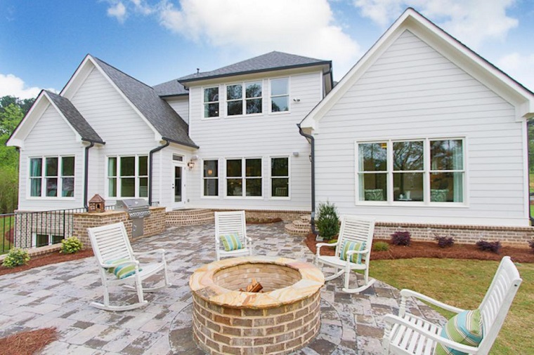 Pozo o plato de fuego y muebles modernos en el jardín