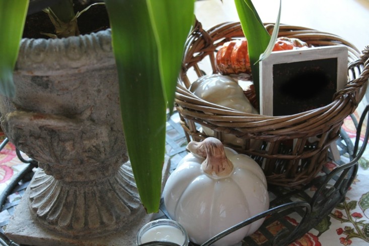 adorno calabazas cerámica  cesto mimbre 