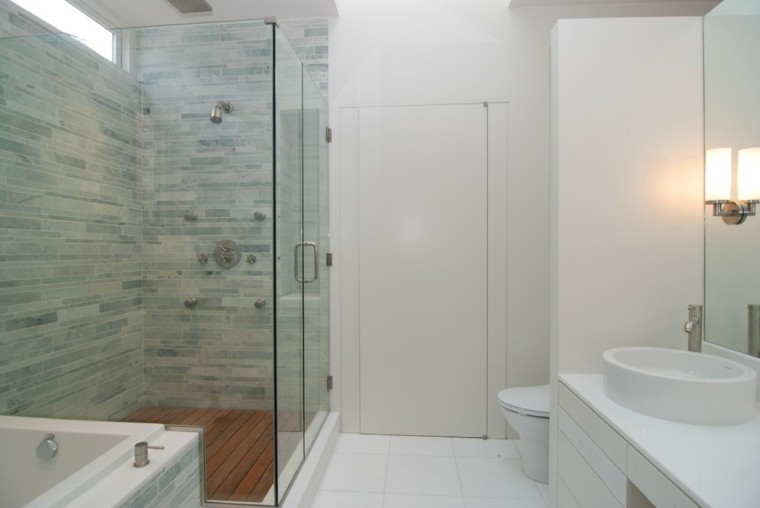 baños modernos con ducha color celeste