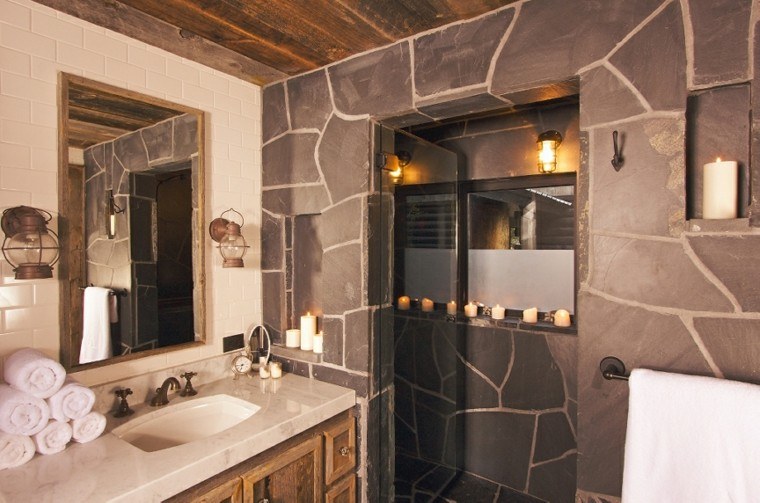 baños rusticos diseño velas faroles toallas