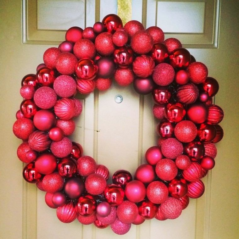 bolas rojas adornos coronas navidad