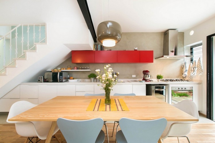 cocina moderna con elementos de colores bonita cocina mesa madera natural