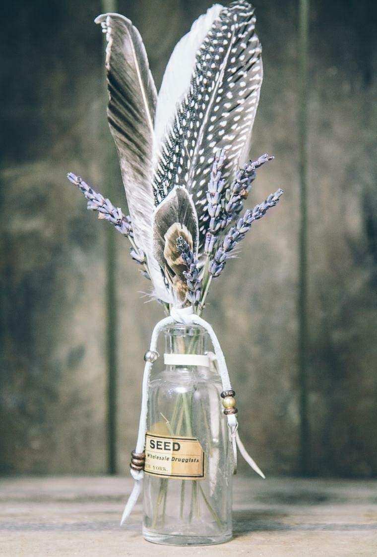 botella adornada plumas ave