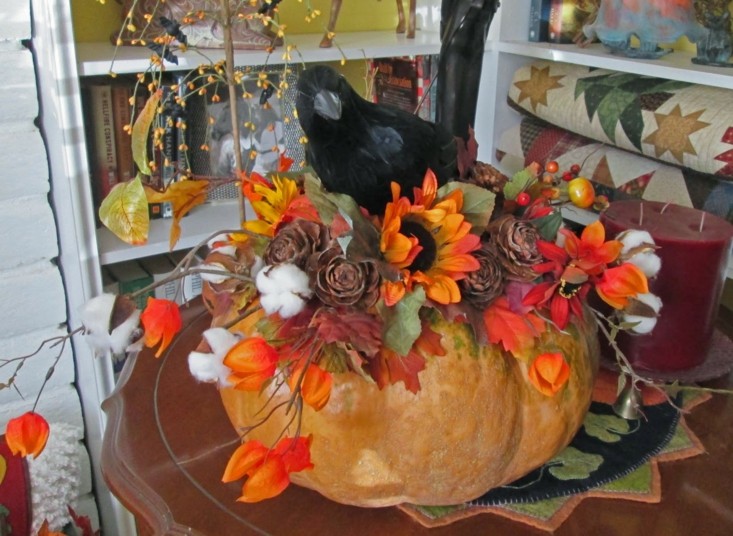 calabaza grande adornada piñas flores