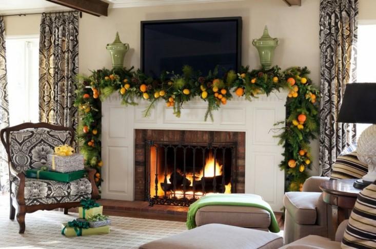 chimenea adornada guirnalda frutas naranjas