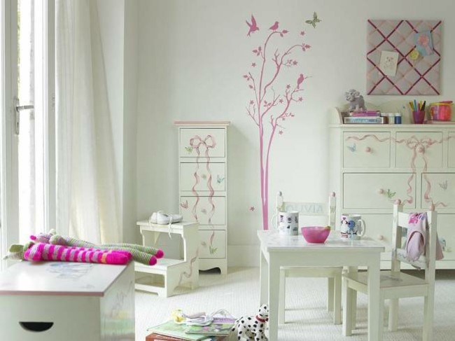 cuarto blanco detalles color rosa 