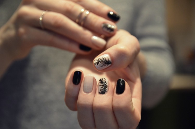 decoracion de uñas hojitas negras