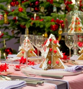 Diseño adornos navideños y mesas que invitan al placer.