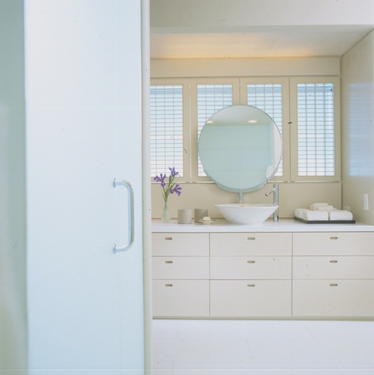 diseño blanco baño espejo gaveteros