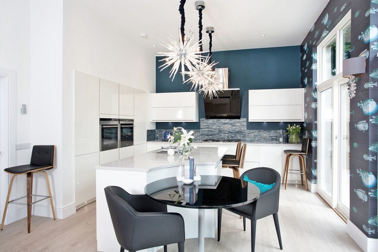 cocinas blancas con detalles de colores intensos diseño cocina pared azul añil