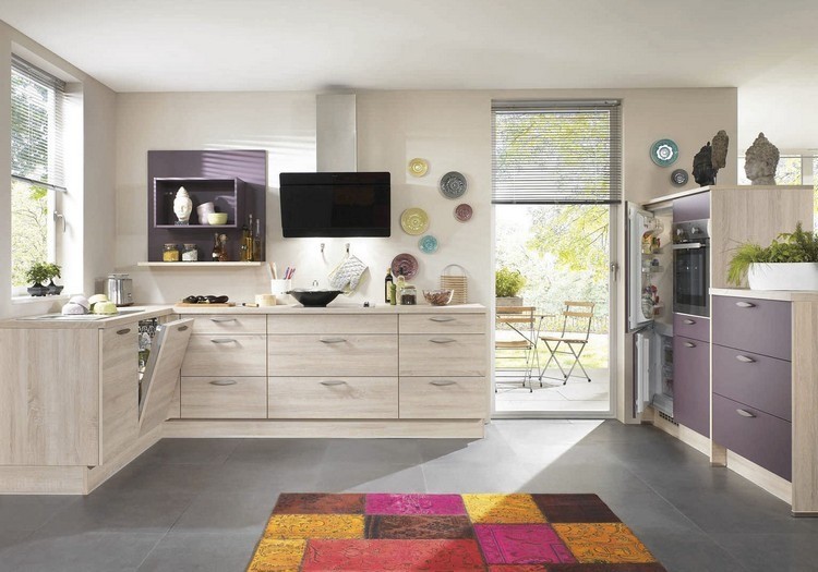 muebles de madera con elementos color berenjena diseño cocina morado beige madera