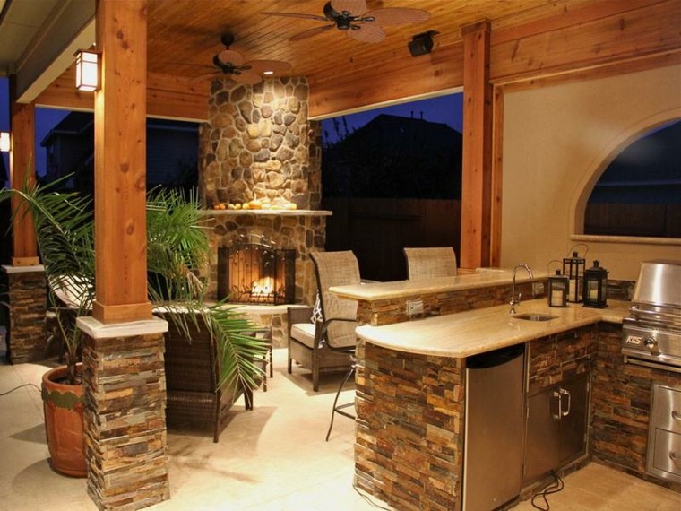cocina y chimenea en el jardín moderno el refugio perfecto verano cocina exterior chimena piedra ideas