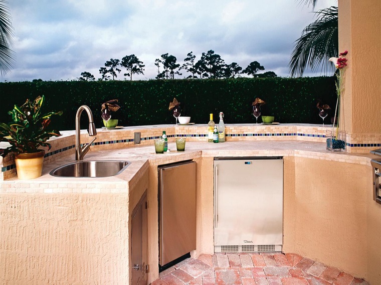 cocina de color amarillo en el jardín moderno el refugio perfecto verano cocina exterior hormigon-amarilla ideas