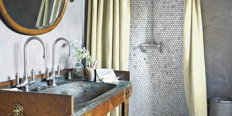 elegante espejo lavabo mesa cortinas