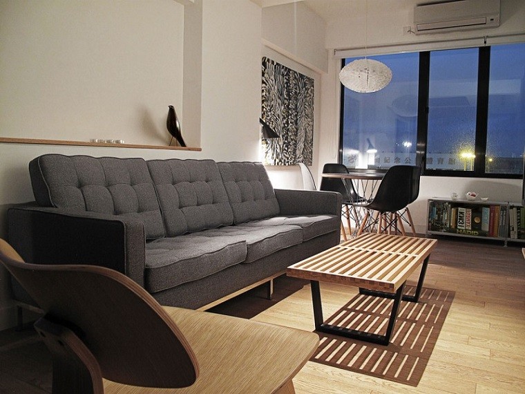 sofá de gris oscuro en el salón pequeño moderno fotos originales salones pequenos OneByNine mesita madera ideas
