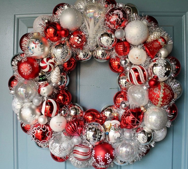 guirnalda decorada con bolas blancas y rojas guirnalda decorada bolas blancas rojas