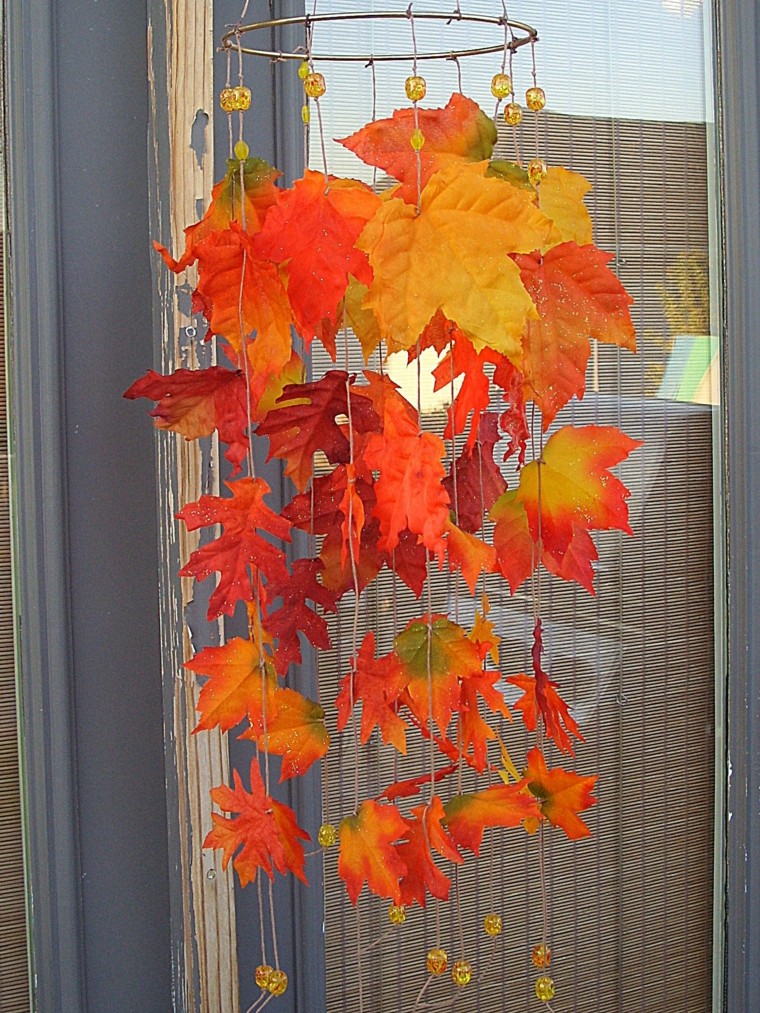 ideas para decoraciones otoñales preciosas hojas secas arbol decorativas colgando hilos precioso ideas