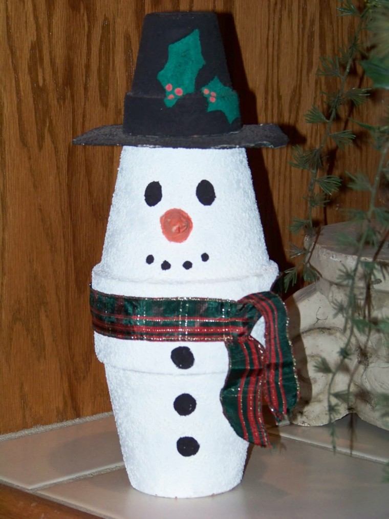 manualidades de navidad para niños macetas blancas sombrero