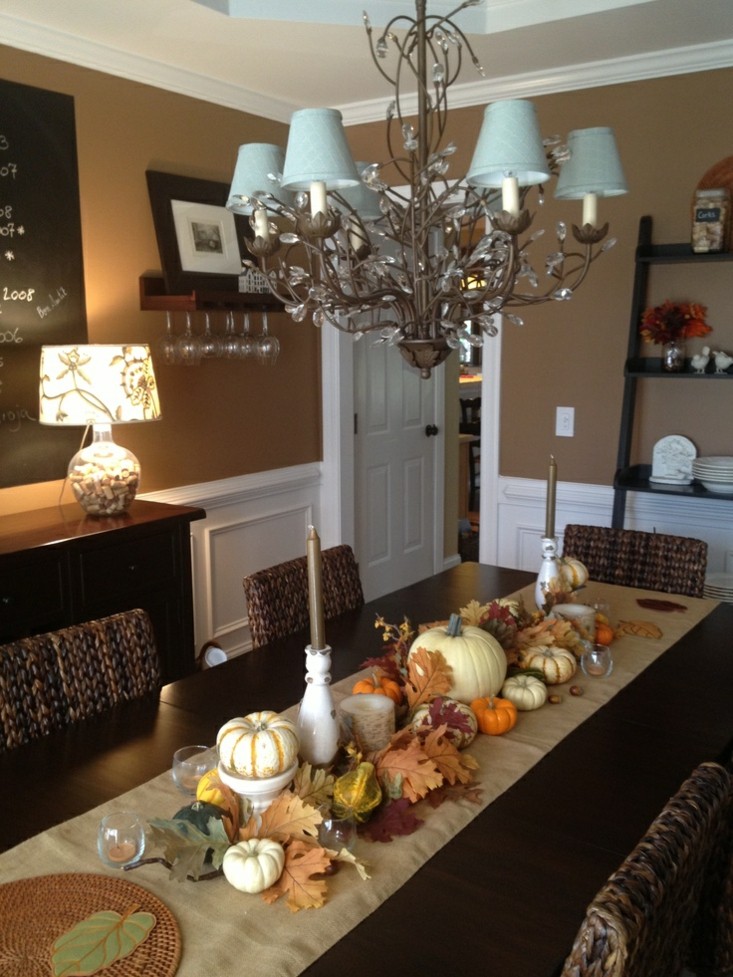 mesa comedor decorada varias calabazas 