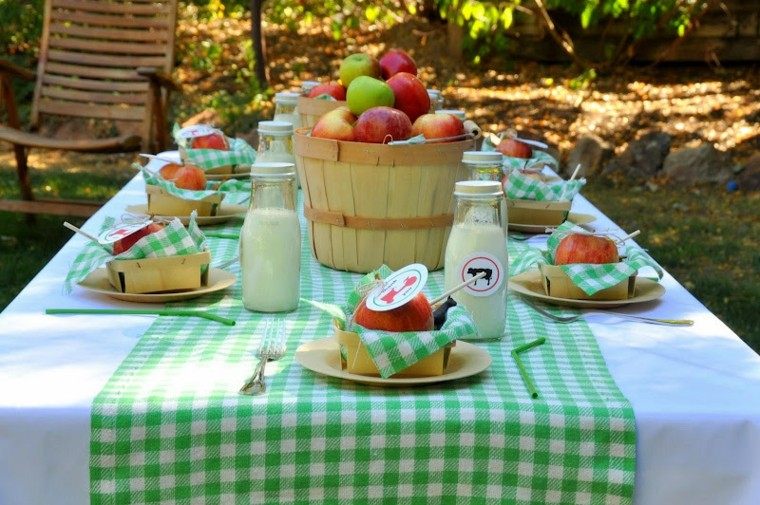 mesa jardin decorada cubo manzanas
