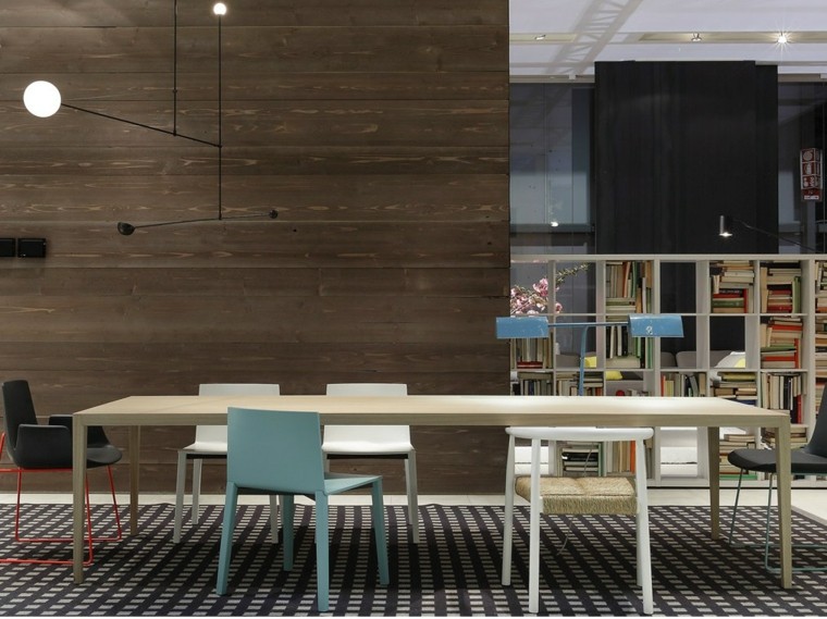 mesa madera comedor sillas distintos colores ideas
