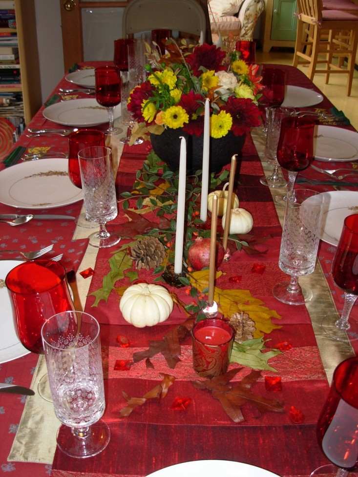 mesa mantel roja deco piñas