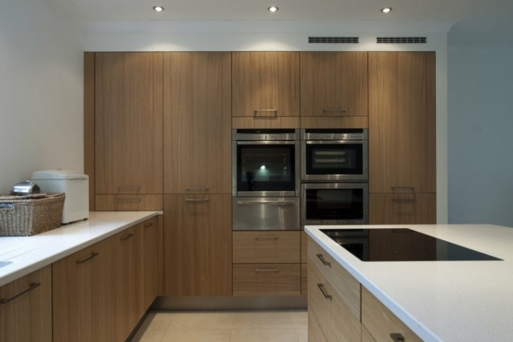 Color blanco y madera de roble para las cocinas modernas