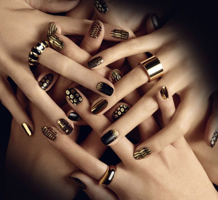 muchas uñas diseño negro dorado